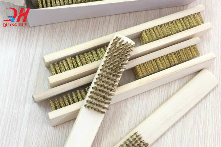Bàn chải cước cán gỗ